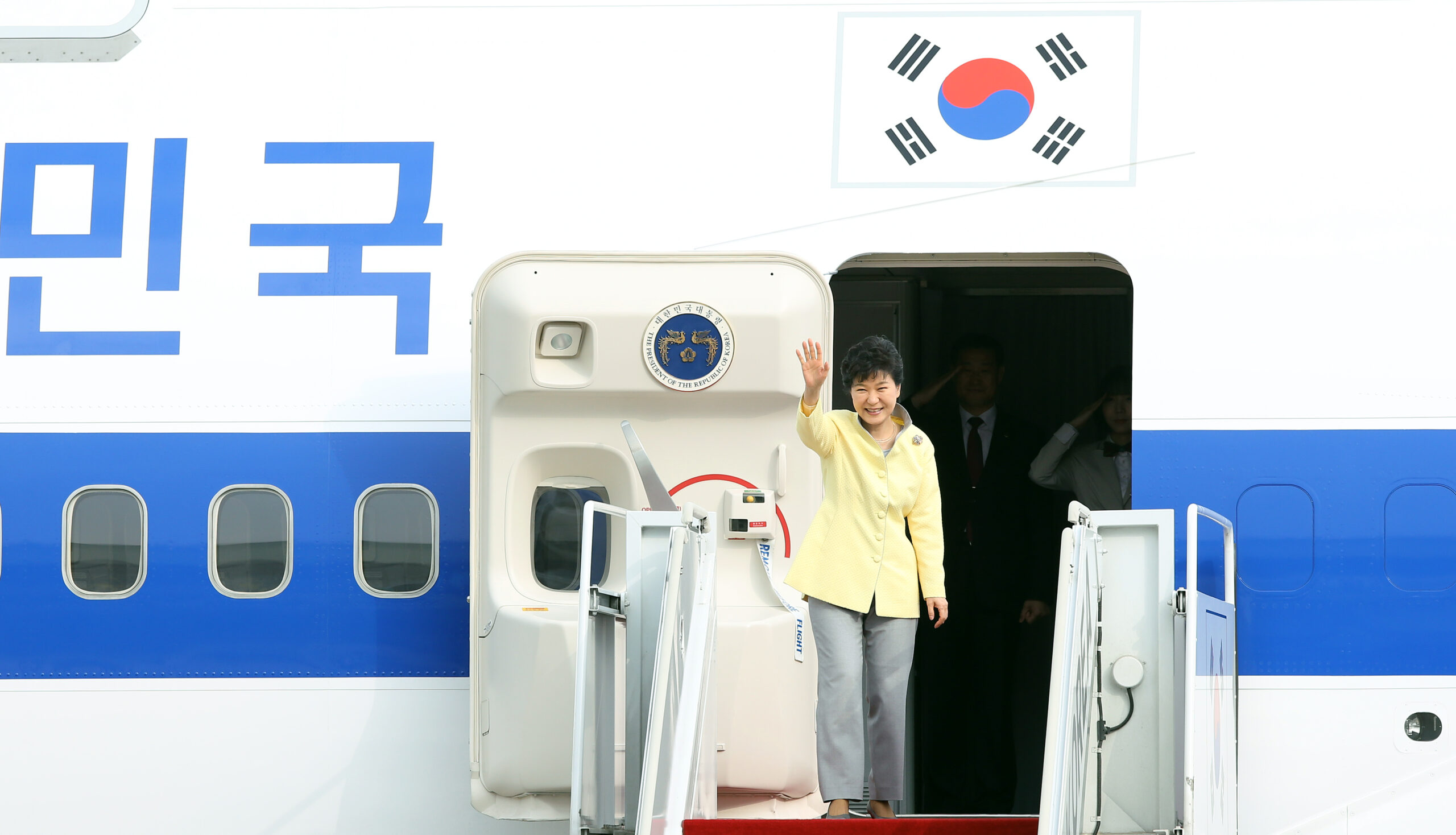 Abschied von der Macht: Südkoreas Präsidentin Park Geun-hye stolperte am Freitag endgültig über unsaubere Zahlungen des Samsung-Konzern.